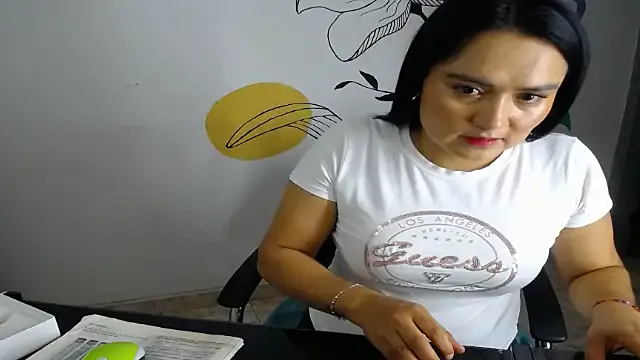 KaraNoir – webcam model profile photo Image 5