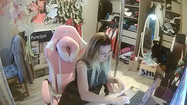 AshleyPusset – webcam model profile photo Image 12