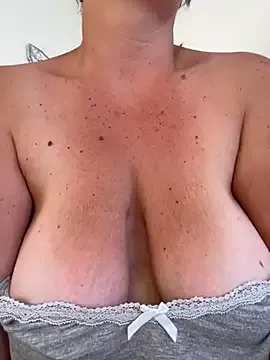 NiaPineda – webcam model profile photo Image 2