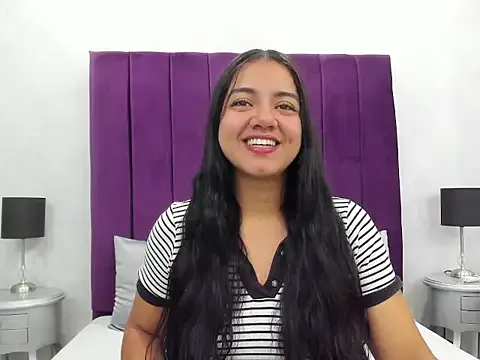 AmyBelmontt – webcam model profile photo Image 3