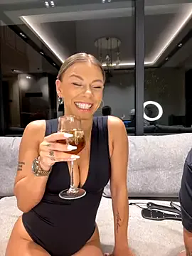 XxAlliGirlNextDoor – webcam model profile photo Image 12