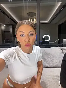 XxAlliGirlNextDoor – webcam model profile photo Image 8