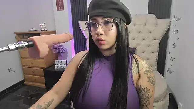 LittleGianna – webcam model profile photo Image 18