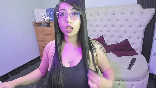 LittleGianna – webcam model profile photo Image 3