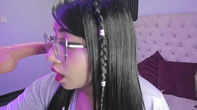 LittleGianna – webcam model profile photo Image 5