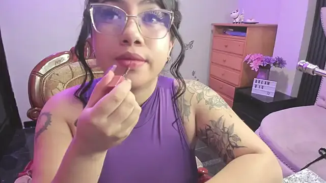 LittleGianna – webcam model profile photo Image 9