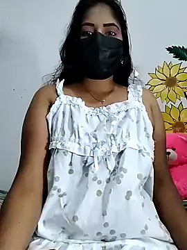 LauraCaruso – webcam model profile photo Image 3