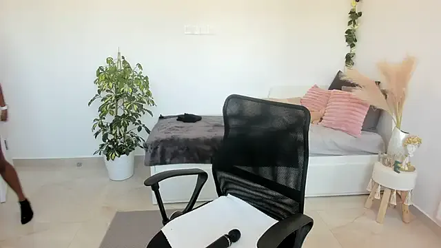 YOUR_LOVELY-40 – webcam model profile photo Image 12