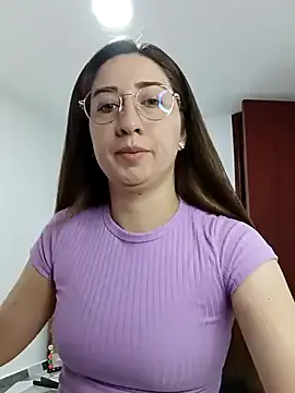 Amylewiss – webcam model profile photo Image 2