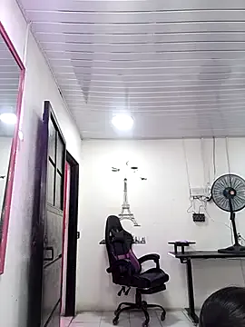 queen_sophie_m – webcam model profile photo Image 2