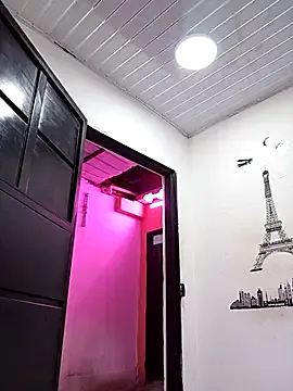 queen_sophie_m – webcam model profile photo Image 3