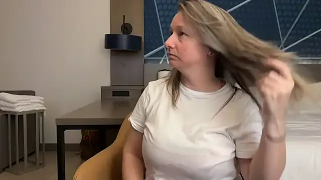 AdaraMillss – webcam model profile photo Image 11