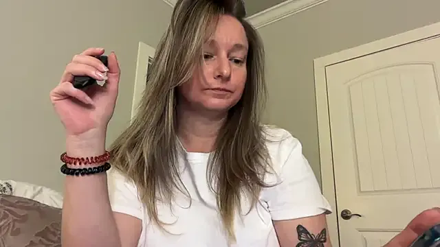 AdaraMillss – webcam model profile photo Image 12