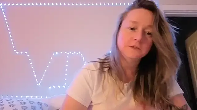 AdaraMillss – webcam model profile photo Image 14