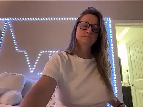 AdaraMillss – webcam model profile photo Image 16