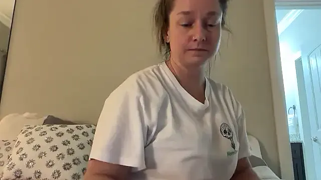 AdaraMillss – webcam model profile photo Image 3