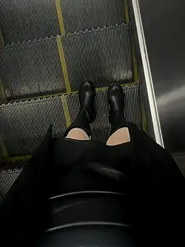 GLaM_GoDdEsS_143 – webcam model profile photo Image 9