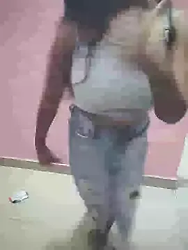 AmyBelmontt – webcam model profile photo Image 2